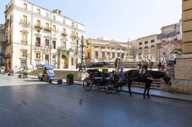 PALERMO, İtalya, 27 Haziran 2019: Palermo 'nun tarihi merkezi, Piazza Pretoria yakınlarındaki Via Maqueda' da Sicilya arabası