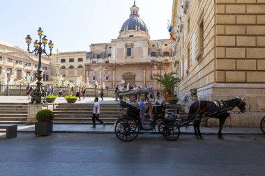 PALERMO, İtalya, 27 Haziran 2019: Palermo 'nun tarihi merkezi, Piazza Pretoria yakınlarındaki Via Maqueda' da Sicilya arabası