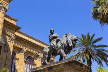 Palermo 'daki Teatro Massimo Vittorio Emanuele' nin güzel bir manzarası.