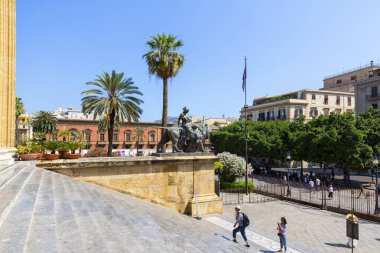 Palermo 'daki Teatro Massimo Vittorio Emanuele' nin güzel bir manzarası.