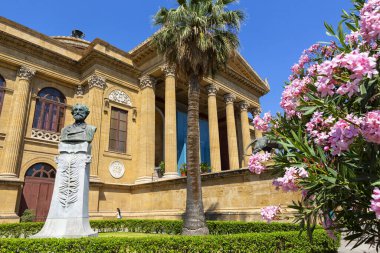 Palermo 'daki Teatro Massimo Vittorio Emanuele' nin güzel bir manzarası.