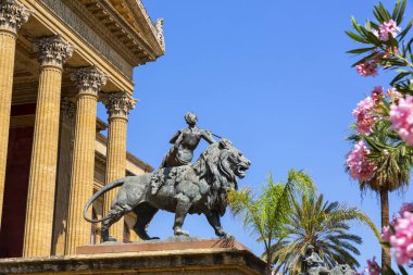 Palermo 'daki Teatro Massimo Vittorio Emanuele' nin güzel bir manzarası.