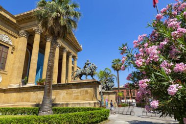 Palermo 'daki Teatro Massimo Vittorio Emanuele' nin güzel bir manzarası.