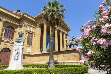 Palermo 'daki Teatro Massimo Vittorio Emanuele' nin güzel bir manzarası.