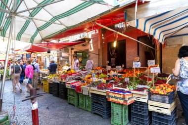 PALERMO, SICILY, 27 Haziran 2019: Palermo, Sicilya 'daki Il Capo pazarı. Değişik pazar tezgahları. Burası Palermo 'daki birkaç popüler sokak pazarından biri..
