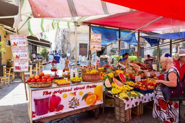 PALERMO, SICILY, 27 Haziran 2019: Palermo, Sicilya 'daki Il Capo pazarı. Değişik pazar tezgahları. Burası Palermo 'daki birkaç popüler sokak pazarından biri..