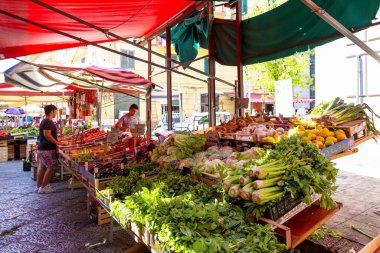 PALERMO, SICILY, 27 Haziran 2019: Palermo, Sicilya 'daki Il Capo pazarı. Değişik pazar tezgahları. Burası Palermo 'daki birkaç popüler sokak pazarından biri..