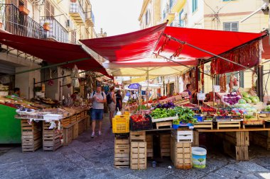 PALERMO, SICILY, 27 Haziran 2019: Palermo, Sicilya 'daki Il Capo pazarı. Değişik pazar tezgahları. Burası Palermo 'daki birkaç popüler sokak pazarından biri..