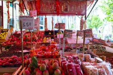 PALERMO, SICILY, 27 Haziran 2019: Palermo, Sicilya 'daki Il Capo pazarı. Değişik pazar tezgahları. Burası Palermo 'daki birkaç popüler sokak pazarından biri..