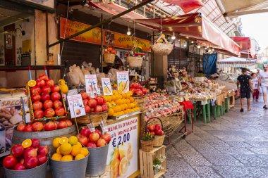 PALERMO, SICILY, 27 Haziran 2019: Palermo, Sicilya 'daki Il Capo pazarı. Değişik pazar tezgahları. Burası Palermo 'daki birkaç popüler sokak pazarından biri..