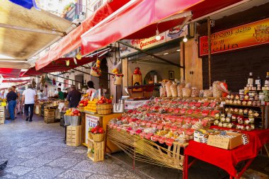 PALERMO, SICILY, 27 Haziran 2019: Palermo, Sicilya 'daki Il Capo pazarı. Değişik pazar tezgahları. Burası Palermo 'daki birkaç popüler sokak pazarından biri..