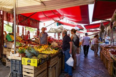 PALERMO, SICILY, 27 Haziran 2019: Palermo, Sicilya 'daki Il Capo pazarı. Değişik pazar tezgahları. Burası Palermo 'daki birkaç popüler sokak pazarından biri..