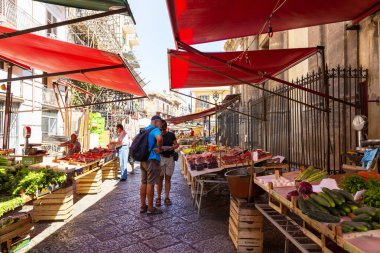 PALERMO, SICILY, 27 Haziran 2019: Palermo, Sicilya 'daki Il Capo pazarı. Değişik pazar tezgahları. Burası Palermo 'daki birkaç popüler sokak pazarından biri..