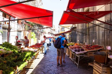 PALERMO, SICILY, 27 Haziran 2019: Palermo, Sicilya 'daki Il Capo pazarı. Değişik pazar tezgahları. Burası Palermo 'daki birkaç popüler sokak pazarından biri..