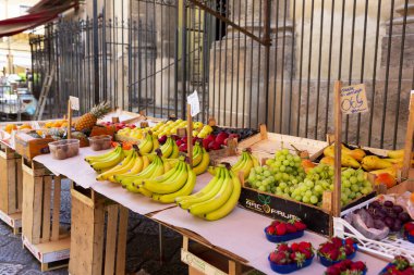 Sicilya, Palermo 'daki Il Capo pazarında. Değişik pazar tezgahları. Burası Palermo 'daki birkaç popüler sokak pazarından biri..