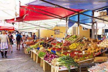 PALERMO, SICILY, 27 Haziran 2019: Palermo, Sicilya 'daki Il Capo pazarı. Değişik pazar tezgahları. Burası Palermo 'daki birkaç popüler sokak pazarından biri..