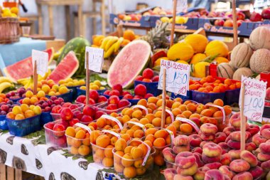 Sicilya, Palermo 'daki Il Capo pazarında. Değişik pazar tezgahları. Burası Palermo 'daki birkaç popüler sokak pazarından biri..