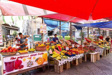 PALERMO, SICILY, 27 Haziran 2019: Palermo, Sicilya 'daki Il Capo pazarı. Değişik pazar tezgahları. Burası Palermo 'daki birkaç popüler sokak pazarından biri..