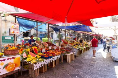 PALERMO, SICILY, 27 Haziran 2019: Palermo, Sicilya 'daki Il Capo pazarı. Değişik pazar tezgahları. Burası Palermo 'daki birkaç popüler sokak pazarından biri..