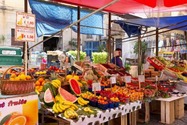 PALERMO, SICILY, 27 Haziran 2019: Palermo, Sicilya 'daki Il Capo pazarı. Değişik pazar tezgahları. Burası Palermo 'daki birkaç popüler sokak pazarından biri..
