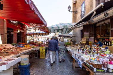 PALERMO, SICILY, 27 Haziran 2019: Palermo, Sicilya 'daki Il Capo pazarı. Değişik pazar tezgahları. Burası Palermo 'daki birkaç popüler sokak pazarından biri..