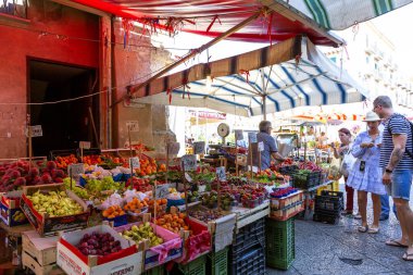 PALERMO, SICILY, 27 Haziran 2019: Palermo, Sicilya 'daki Il Capo pazarı. Değişik pazar tezgahları. Burası Palermo 'daki birkaç popüler sokak pazarından biri..