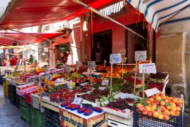 PALERMO, SICILY, 27 Haziran 2019: Palermo, Sicilya 'daki Il Capo pazarı. Değişik pazar tezgahları. Burası Palermo 'daki birkaç popüler sokak pazarından biri..