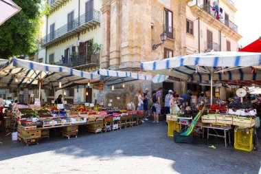 PALERMO, SICILY, 27 Haziran 2019: Palermo, Sicilya 'daki Il Capo pazarı. Değişik pazar tezgahları. Burası Palermo 'daki birkaç popüler sokak pazarından biri..