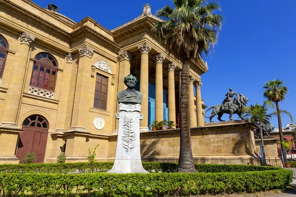 Palermo 'daki Teatro Massimo Vittorio Emanuele' nin güzel bir manzarası.