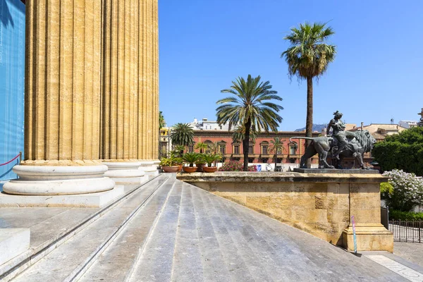 Palermo 'daki Teatro Massimo Vittorio Emanuele' nin güzel bir manzarası.