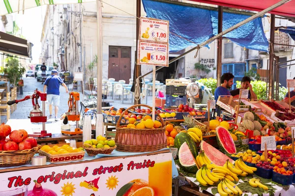 PALERMO, SICILY, 27 Haziran 2019: Palermo, Sicilya 'daki Il Capo pazarı. Değişik pazar tezgahları. Burası Palermo 'daki birkaç popüler sokak pazarından biri..