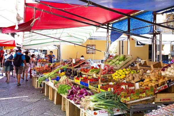 PALERMO, SICILY, 27 Haziran 2019: Palermo, Sicilya 'daki Il Capo pazarı. Değişik pazar tezgahları. Burası Palermo 'daki birkaç popüler sokak pazarından biri..