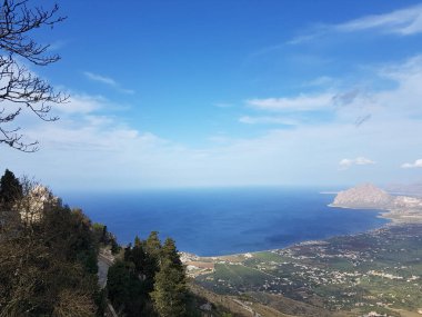 San Vito Lo Capo, Trapani, Sicilya 'daki Erice Kalesi' nden güzel bir manzara.