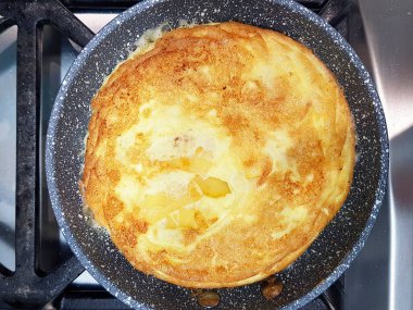 Tavada patatesli omlet.