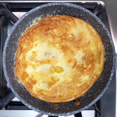Tavada patatesli omlet.
