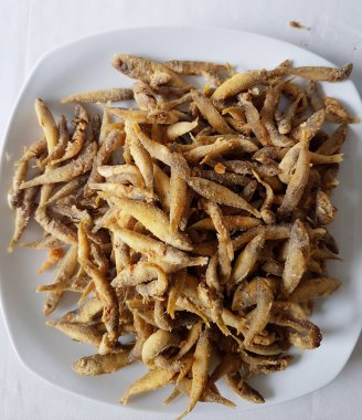 Kızarmış balık zaten beyaz tabakta pişmiş.