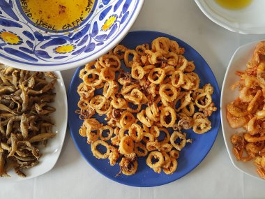 Yemek tarifi. Kızarmış balık, kalamar ve sardalya.