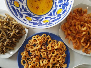 Yemek tarifi. Kızarmış balık, kalamar ve sardalya.