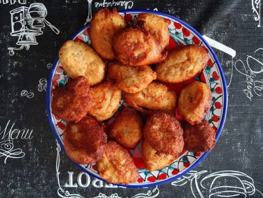 Tipik İtalyan tarifi. Yuvarlak tabak ve ricotta ile kroket.