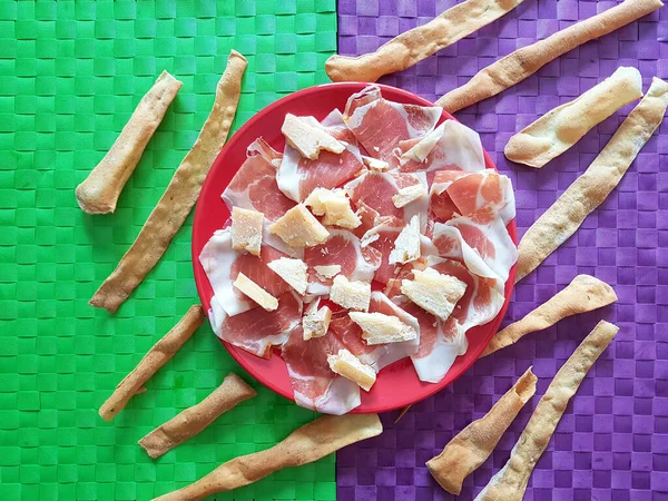 Prosciutto Formaggio Parma Pane Azzimo Olive Aperitivo Italiano — Foto Stock