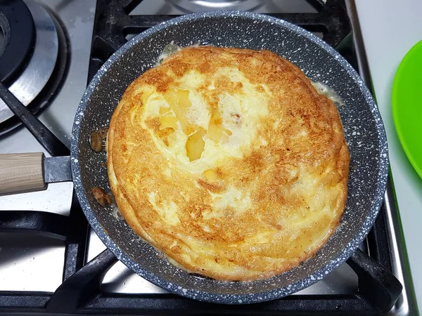 Omelette Cartofi Tigaie Preparare — Fotografie, imagine de stoc