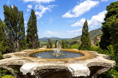 Roma yakınlarındaki Tivoli 'deki Villa d' Este 'nin dışındakiler. Muhteşem Rönesans Sarayı, unesco dünya mirası alanı, teraslı Rönesans bahçesi ve birçok çeşmesiyle ünlüdür.