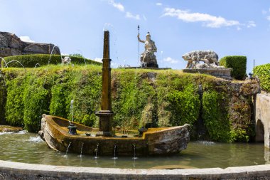 Roma yakınlarındaki Tivoli 'deki Villa d' Este 'nin dışındakiler. Muhteşem Rönesans Sarayı, unesco dünya mirası alanı, teraslı Rönesans bahçesi ve birçok çeşmesiyle ünlüdür.