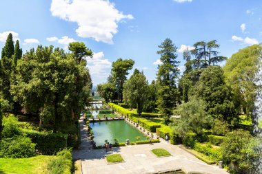 Roma yakınlarındaki Tivoli 'deki Villa d' Este 'nin dışındakiler. Muhteşem Rönesans Sarayı, unesco dünya mirası alanı, teraslı Rönesans bahçesi ve birçok çeşmesiyle ünlüdür.