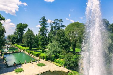 Roma yakınlarındaki Tivoli 'deki Villa d' Este 'nin dışındakiler. Muhteşem Rönesans Sarayı, unesco dünya mirası alanı, teraslı Rönesans bahçesi ve birçok çeşmesiyle ünlüdür.