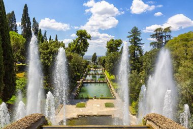 Roma yakınlarındaki Tivoli 'deki Villa d' Este 'nin dışındakiler. Muhteşem Rönesans Sarayı, unesco dünya mirası alanı, teraslı Rönesans bahçesi ve birçok çeşmesiyle ünlüdür.