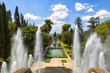 Roma yakınlarındaki Tivoli 'deki Villa d' Este 'nin dışındakiler. Muhteşem Rönesans Sarayı, unesco dünya mirası alanı, teraslı Rönesans bahçesi ve birçok çeşmesiyle ünlüdür.