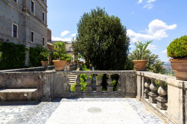 Roma yakınlarındaki Tivoli 'deki Villa d' Este 'nin dışındakiler. Muhteşem Rönesans Sarayı, unesco dünya mirası alanı, teraslı Rönesans bahçesi ve birçok çeşmesiyle ünlüdür.