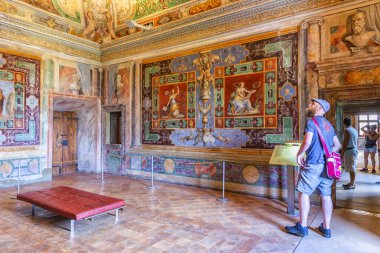 TIVOLI, ITALY, 16 Temmuz 2019: Roma, İtalya yakınlarındaki Tivoli 'de Villa D' Este 'nin İçişleri. UNESCO dünya mirası sitesi olarak listelenmiş, teraslı Rönesans bahçesi ve pek çok çeşmesiyle ünlüdür.