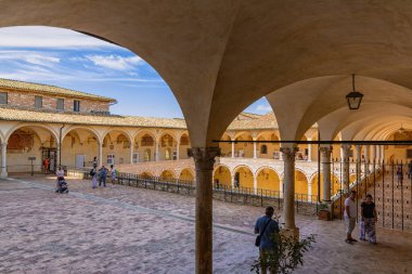 Assisi 'li Aziz Francis Kilisesi' nin güzel dış görünüşü. Assisi, Umbria, İtalya